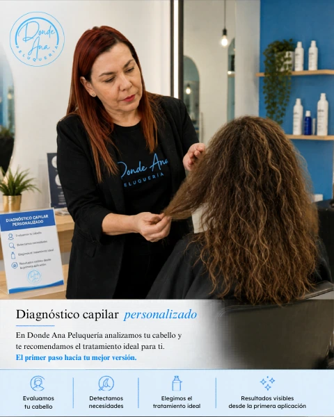 Profesional de Donde Ana Peluquería realizando diagnóstico capilar personalizado antes del alisado